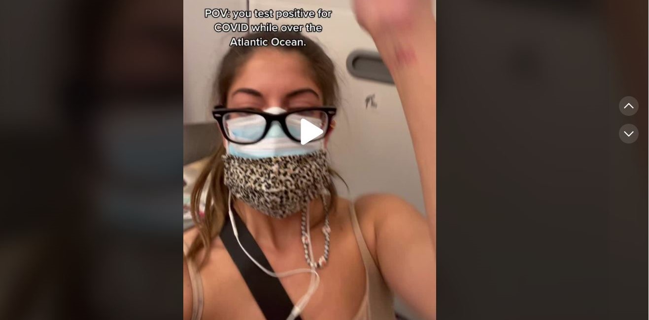 La maestra Marisa Fotieo se encerró cinco horas en el baño de un avión tras enterarse de que estaba infectadas de coronavirus y grabó un video y lo subió a redes sociales. (Foto Prensa Libre: Captura de pantalla)