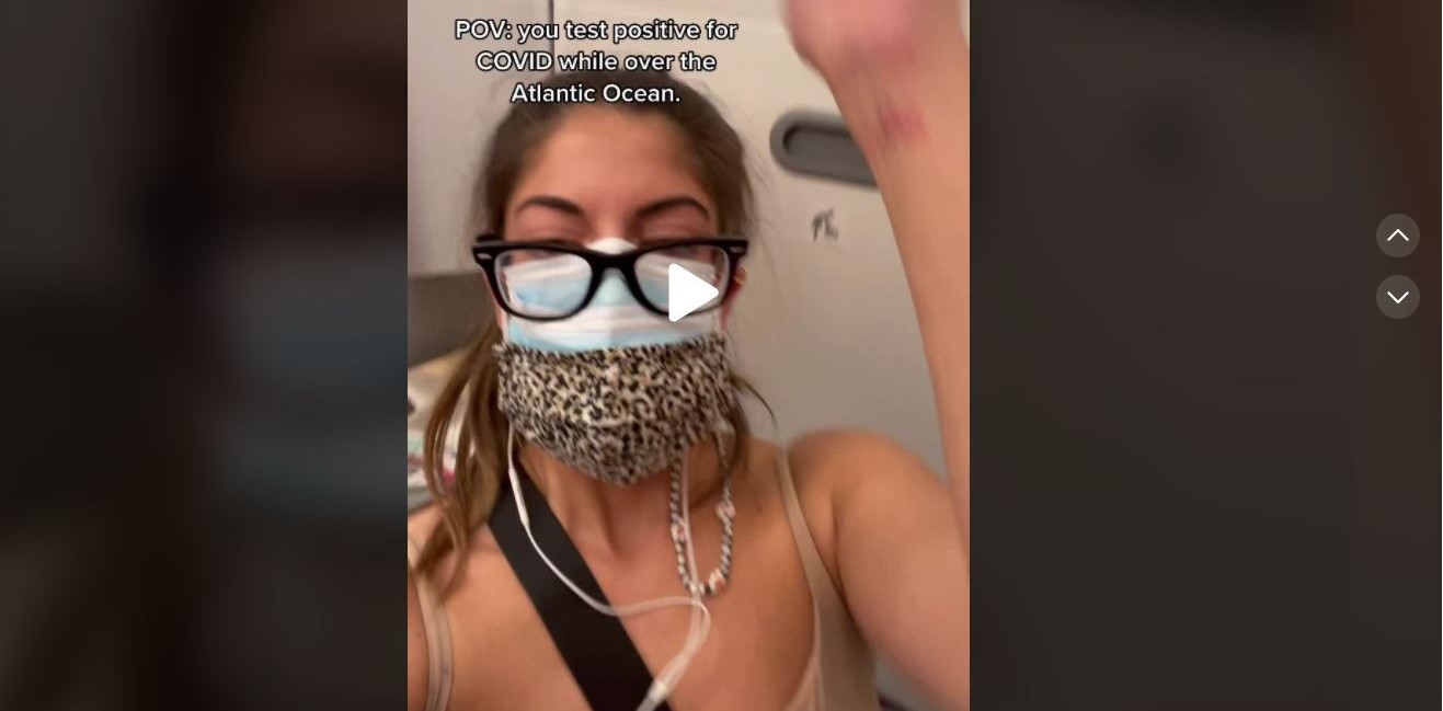 La maestra Marisa Fotieo se encerró cinco horas en el baño de un avión tras enterarse de que estaba infectadas de coronavirus y grabó un video y lo subió a redes sociales. (Foto Prensa Libre: Captura de pantalla)
