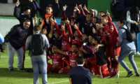 Los jugadores de Deportivo Malacateco festejan su pase a la final. (Foto Prensa Libre: Erick Ávila)