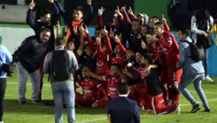 Los jugadores de Deportivo Malacateco festejan su pase a la final. (Foto Prensa Libre: Erick Ávila)