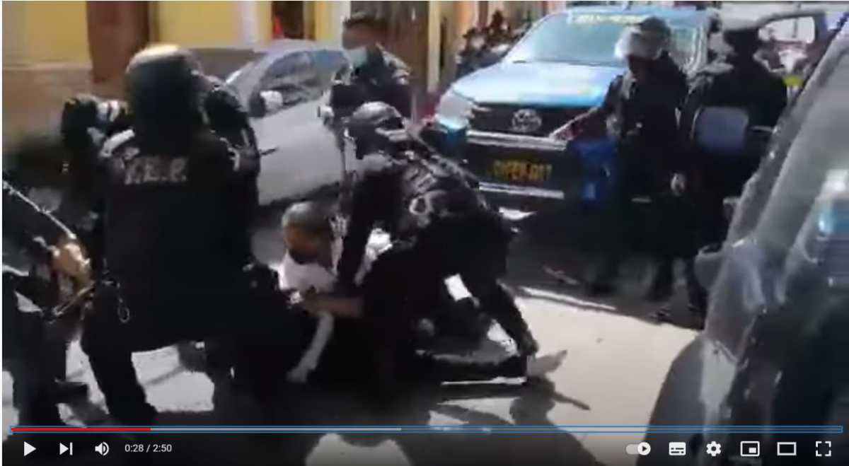 Video: Policía desaloja a familiares de Melissa Palacios que exigían justicia frente a un juzgado de Zacapa