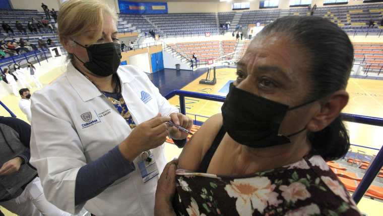 México es uno de los países más afectados del mundo por el coronavirus, con 3.9 millones de contagios y 294 mil 700 muertos. (Foto Prensa Libre: EFE)
