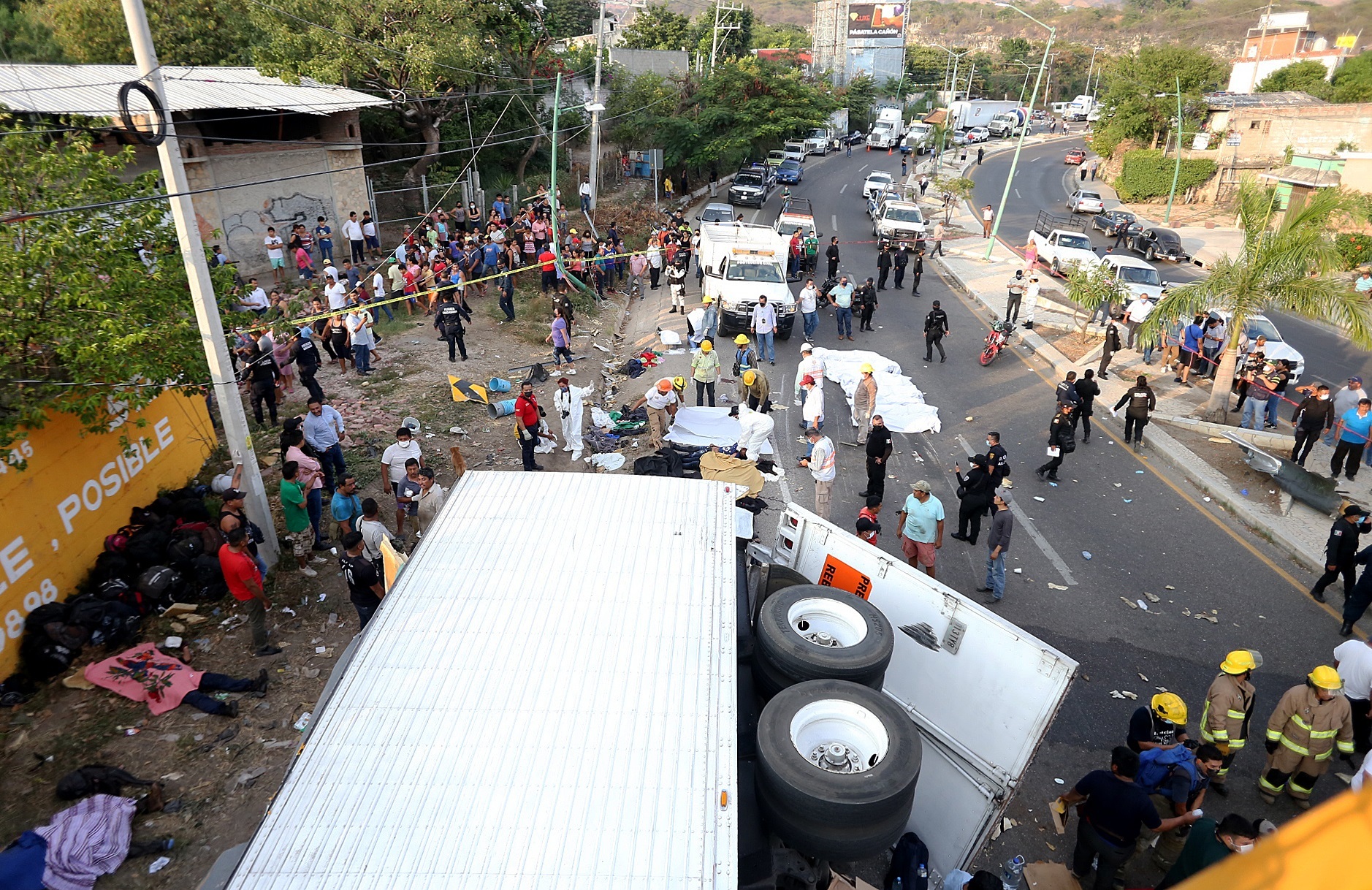 Varios migrantes muertos y heridos es el saldo del accidente de un tráiler en Chiapa de Corzo, México. (Foto Prensa Libre: EFE)
