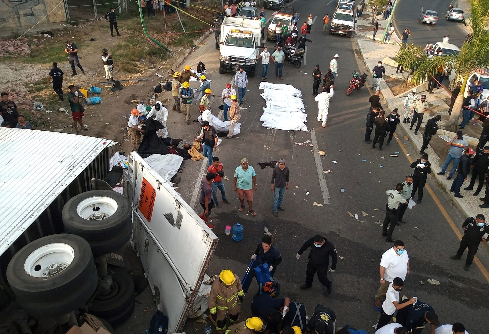 Un camión que trasladaba decenas de migrantes centroamericanos se accidentó en Chiapas y causó la muerte de más de 50 personas. (Foto Prensa Libre: EFE)