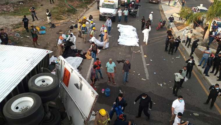 Un camión que trasladaba decenas de migrantes centroamericanos se accidentó en Chiapas y causó la muerte de más de 50 personas. (Foto Prensa Libre: EFE)