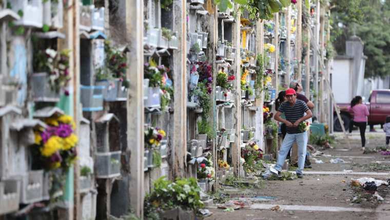 Las visitas a los cementerios han sido reguladas desde el comienzo de la pandemia del covid-19. (Foto Prensa Libre: Hemeroteca PL) 