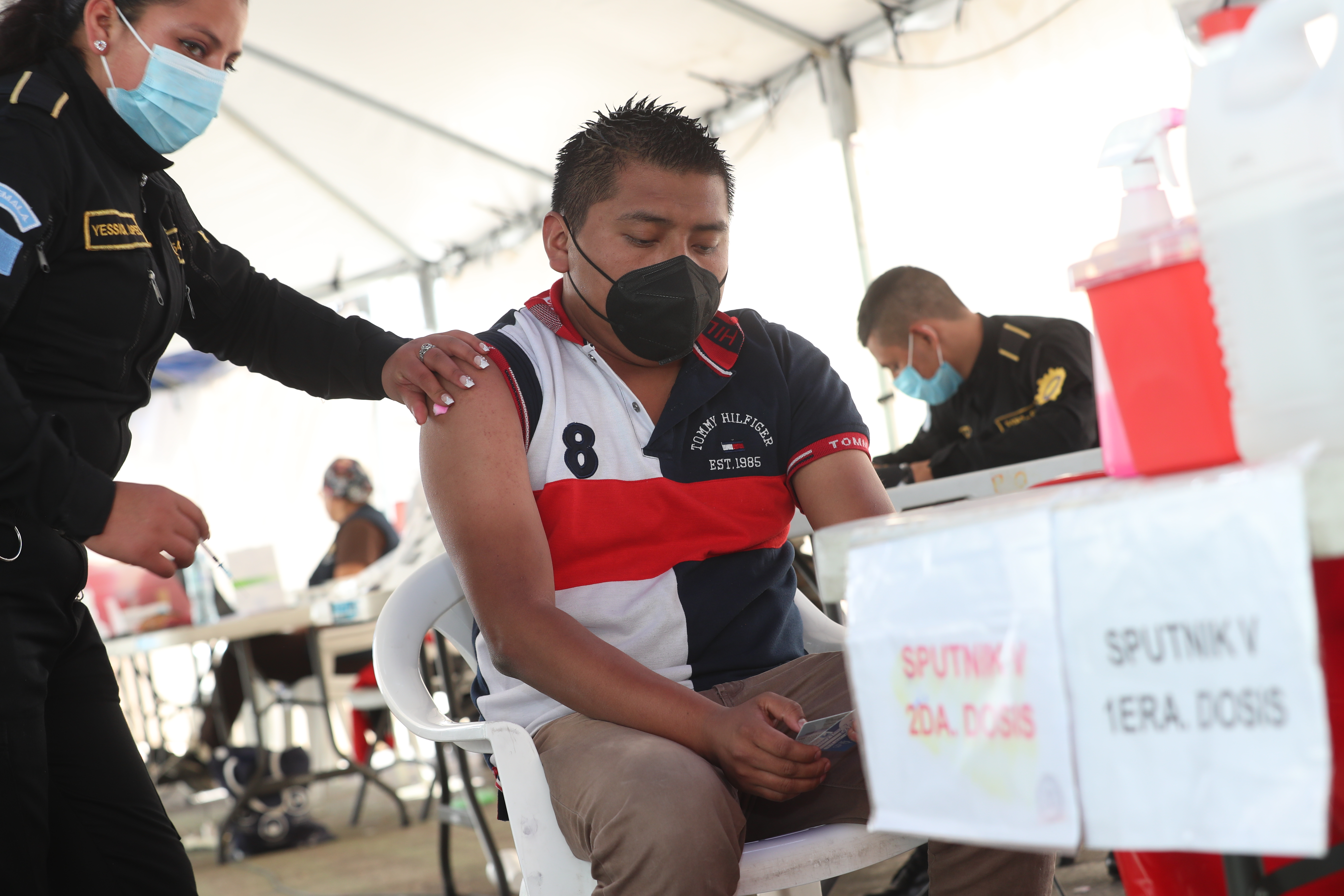 SPUTNIK V. Se realiz una serie de fotografas a la vacuna Sputnik V, en algunos centros de vacunacin. Estas fotografas gravitaran un tema de sta vacuna en Prensa Libre, las ampollas utilizadas tienen una capacidad para 2 dosis, los frascos de color azul para la primera dosis, los frascos de color rojo para la segunda dosis. Hoy por hoy, algunos centros de vacunacin reportan aproximadamente 100 personas que buscan esta vacuna en su segunda dosis al da y, aproximadamente 50 para la primer dosis. En la imagen, vacuna Sputnik, ampolla y caja donde vienen las vacunas. Juan Diego Gonzlez. 081221