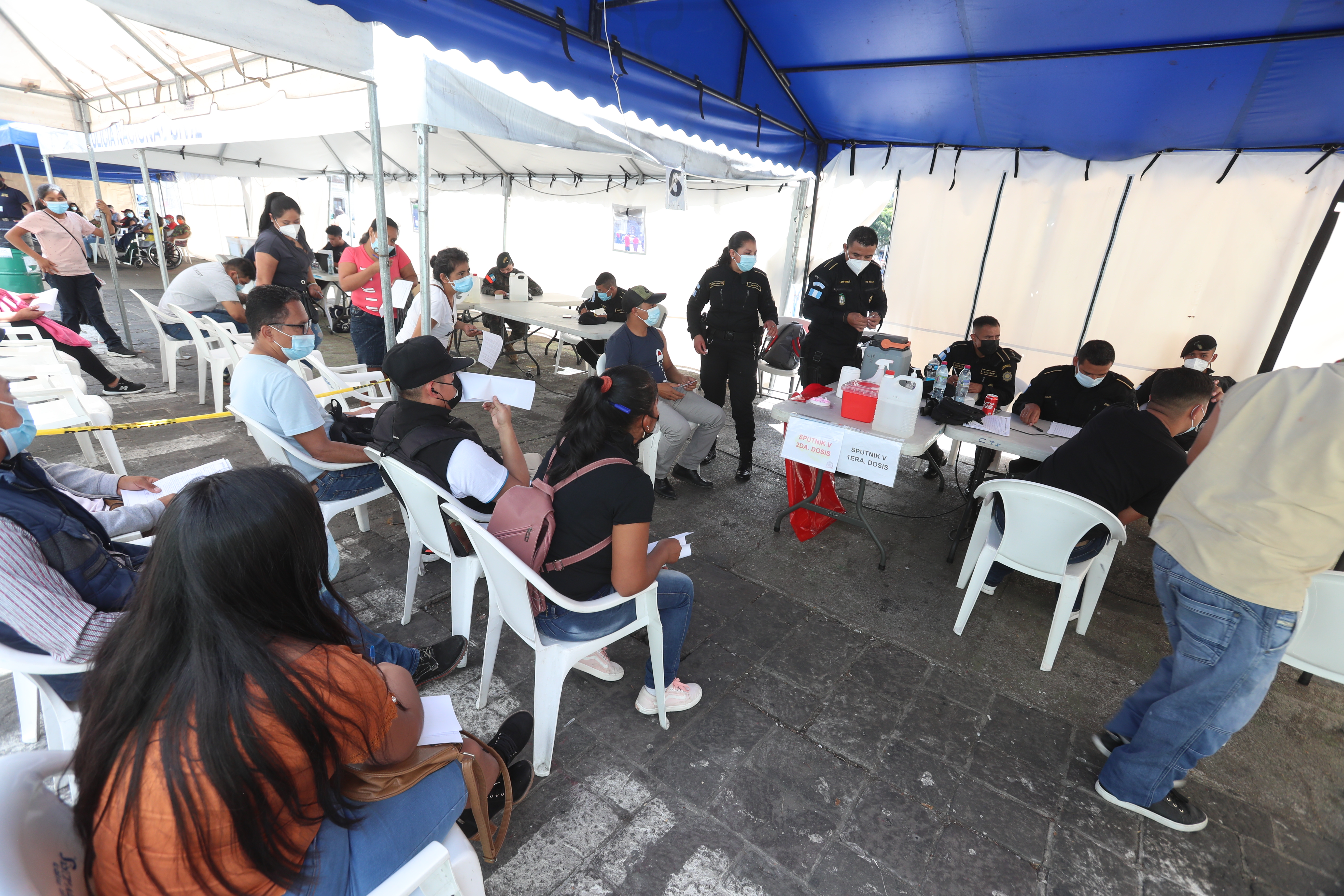Sectores que fiscalizan la respuesta del Estado ante la pandemia no se ponen de acuerdo si es prudente incluir en el sistema de alertas el porcentaje de población vacunada por municipio. Fotografía. Prensa Libre.