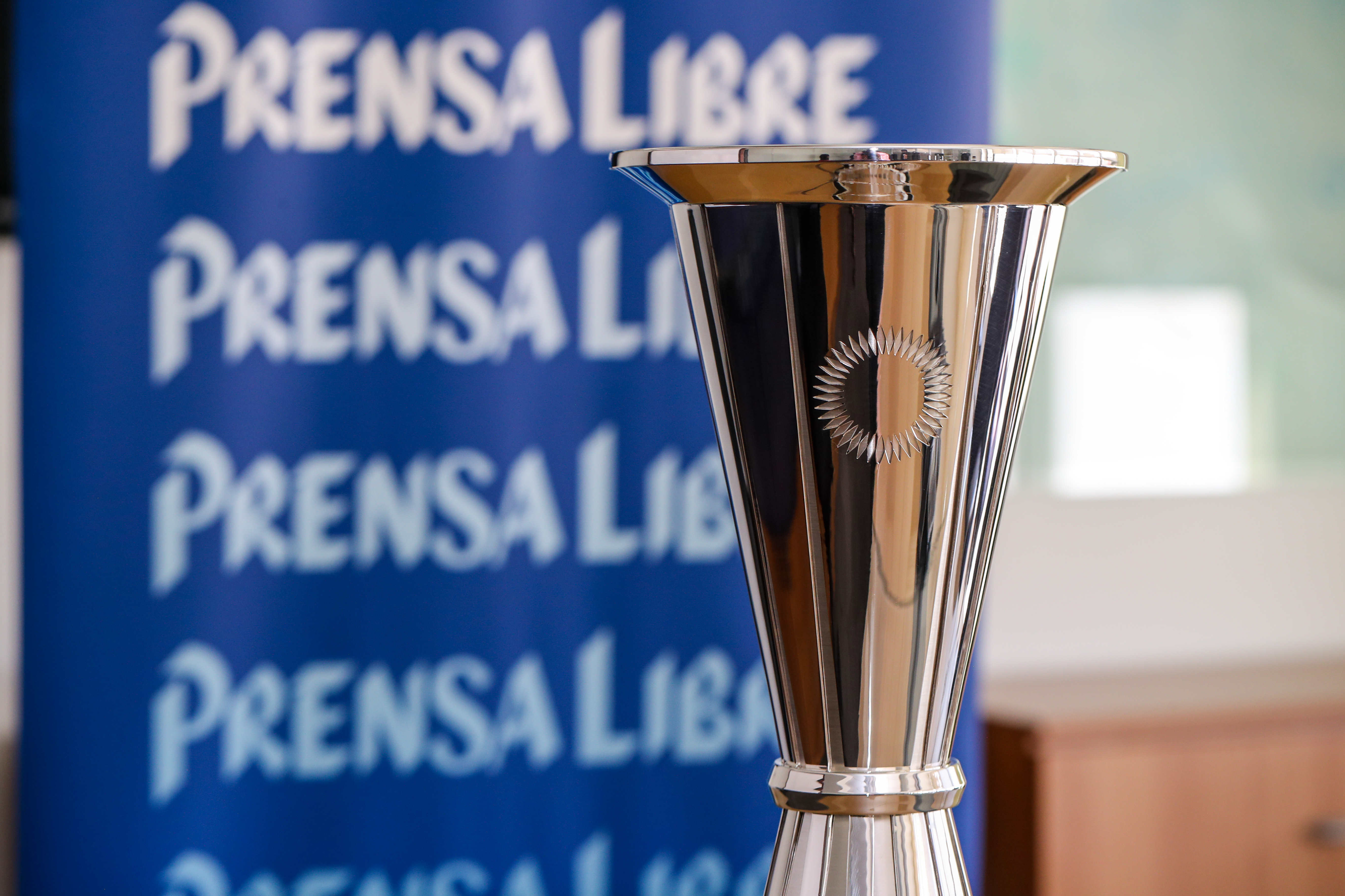 LIGA CONCACAF. El trofeo que se le entregar al campen de la Liga Concacaf Scotiabank entre Comunicaciones de Guatemala y Motagua de Honuras, fue presentado en la sala de la redaccin de Prensa Libre y Guatevisin. El partido de la serie final se llevar a cabo en el Doroteo Guamuch Flores, el martes 14 de diciembre a las 21:00 horas. En el partido de ida, Comunicaciones venci 1-2 al Motagua. En la imagen, Trofeo de la Liga Concacaf Scotiabank. Juan Diego Gonzlez. 131221