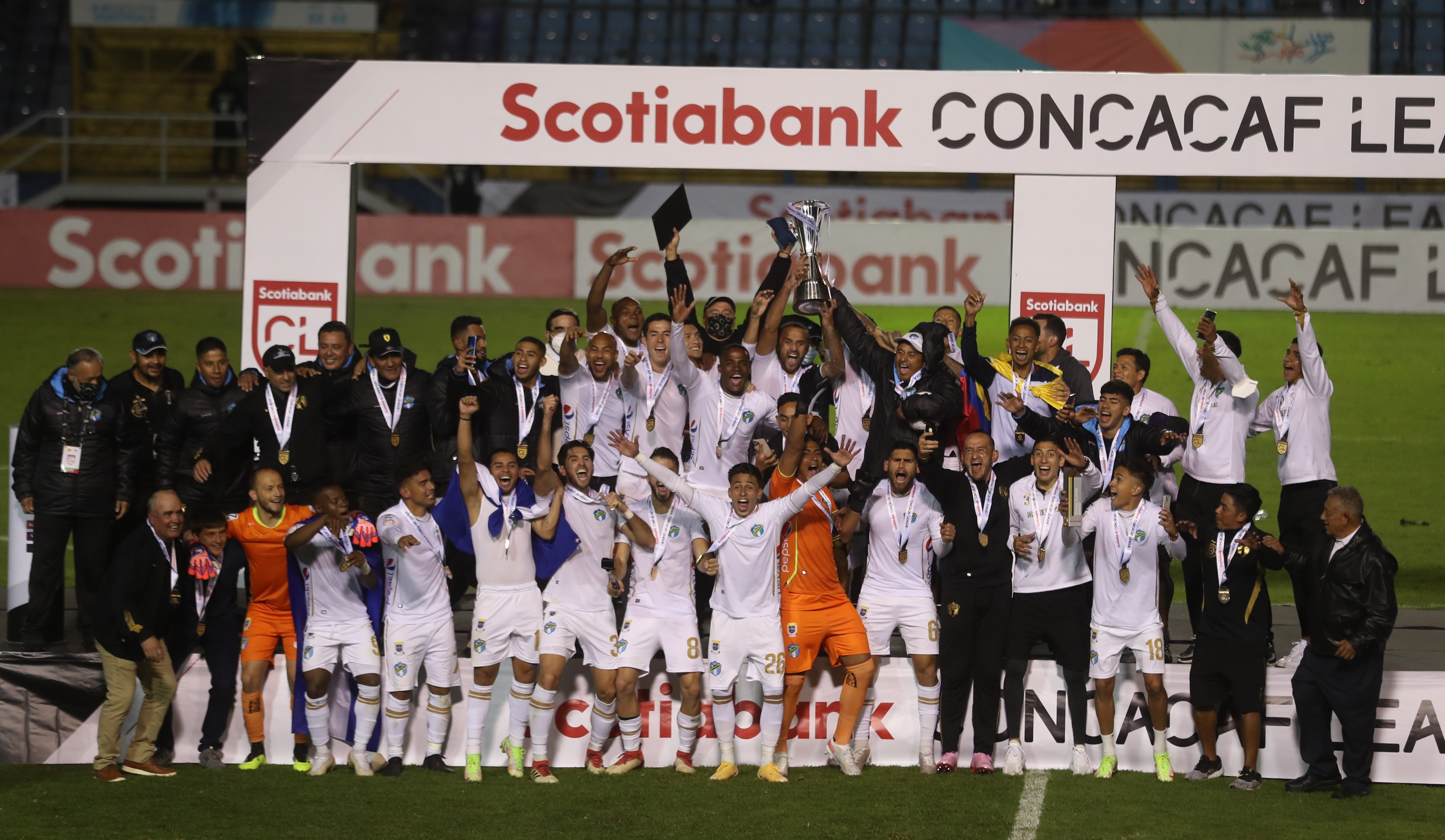 Comunicaciones se enfrentó al Motagua de Honduras en la serie final de la Liga Concacaf . La Liga Concacaf publicó el once ideal del torneo y en él figuran cinco jugadores albos y uno de Guastatoya. Foto Prensa Libre: 
Juan Diego González.