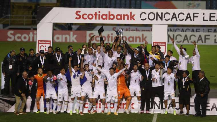 Comunicaciones se enfrentó al Motagua de Honduras en la serie final de la Liga Concacaf . La Liga Concacaf publicó el once ideal del torneo y en él figuran cinco jugadores albos y uno de Guastatoya. Foto Prensa Libre: 
Juan Diego González.