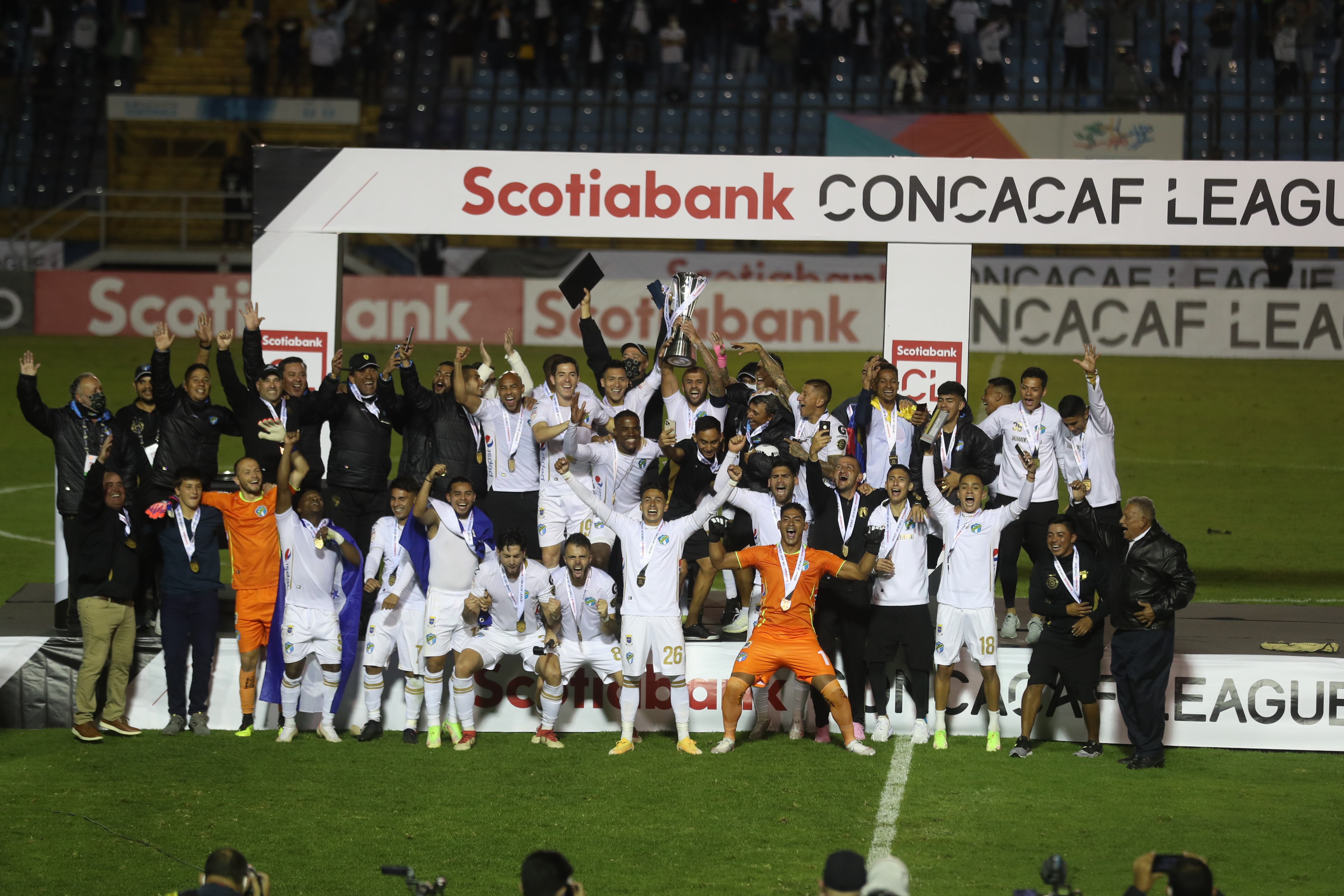 FINAL LIGA CONCACAF. Comunicaciones se enfrent al Motagua de Honduras, en la serie final de la Liga Concacaf Scotiabank. El partido de vuelta se llev a cabo en el Doroteo Guamuch Flores, en el partido de ida, Comunicaciones haba logrado la victoria 1-2. En el partido de vuelta, el marcador final fue de 4-2 a favor de los guatemaltecos, para tener un global de 6-3. El jugador del partido fue el ecuatoriano Anangon quien marc 3 goles. En la imagen, Comunicaciones festeja el campeonato. Juan Diego Gonzlez. 151221