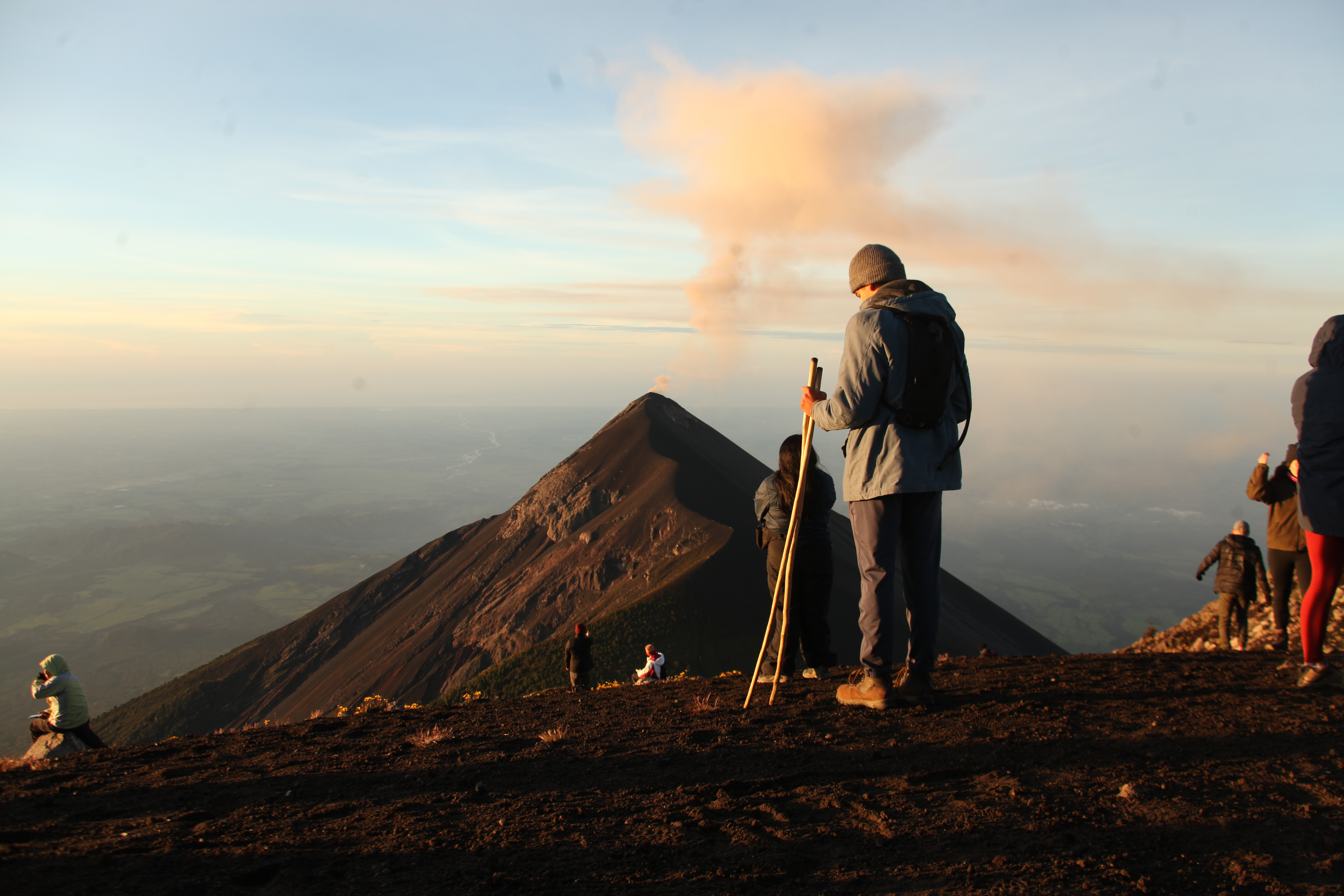 Decenas de turistas que escalan el volcán Acatenango se acercan al cráter del Volcán de Fuego, el cual permanece en constante erupción, lo que es considerado de alto riesgo. (Foto Prensa Libre: Luis Machá)