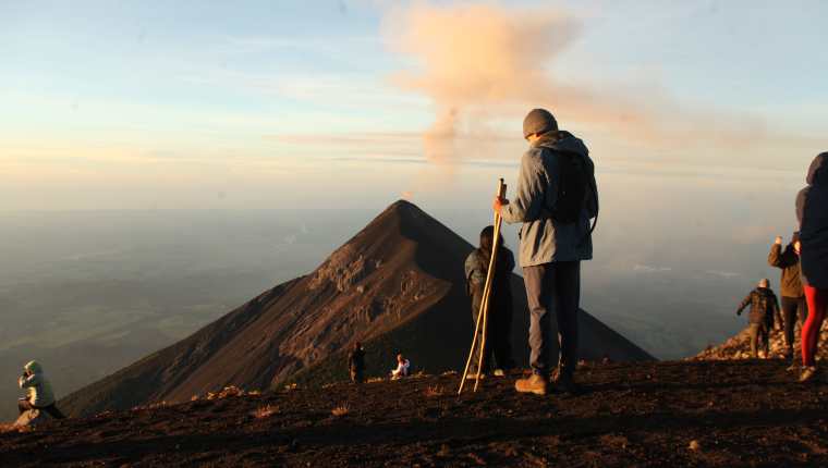 Decenas de turistas que escalan el volcán Acatenango se acercan al cráter del Volcán de Fuego, el cual permanece en constante erupción, lo que es considerado de alto riesgo. (Foto Prensa Libre: Luis Machá)