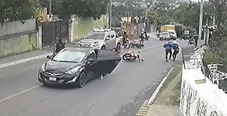 Cámara de seguridad registró un ataque armado que sicarios perpetraron contra los ocupantes de un picop en la zona 6 de la capital. (Foto Prensa Libre: Captura de video)