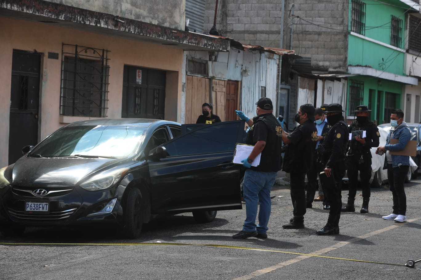 Localizan en la 18 calle y 8a. avenida, antiguo barrio La Parroquia, zona 6 capitalina, el auto negro donde viajaban sicarios que participaron en ataque armado. (Foto Prensa Libre: Érick Ávila)