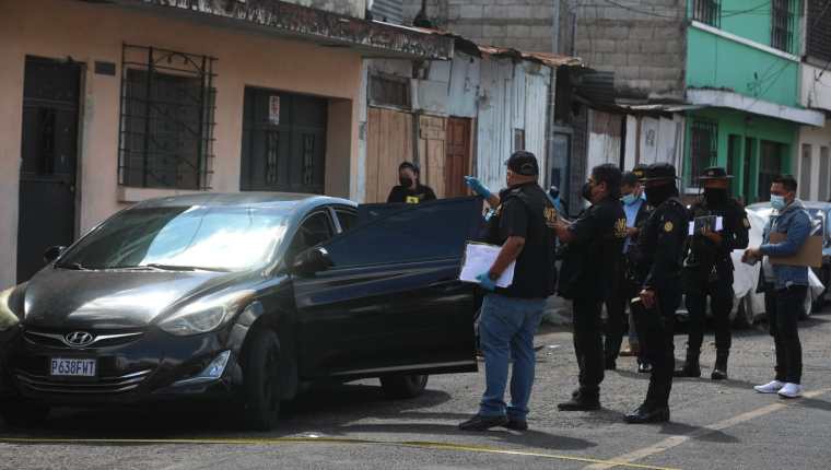 Localizan en la 18 calle y 8a. avenida, antiguo barrio La Parroquia, zona 6 capitalina, el auto negro donde viajaban sicarios que participaron en ataque armado. (Foto Prensa Libre: Érick Ávila)