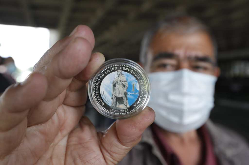 El Banco de Guatemala puso a la venta una nueva remesa de monedas conmemorativas al Bicentenario de Independencia. (Foto Prensa Libre: Hemeroteca PL) 