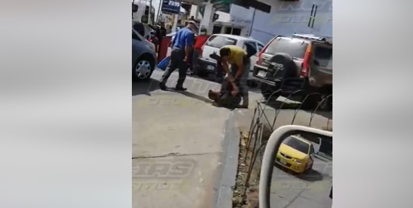 Registran en video nuevo lío entre un taxista y un automovilista en la zona 1 capitalina. (Foto Prensa Libre: Captura de video) 