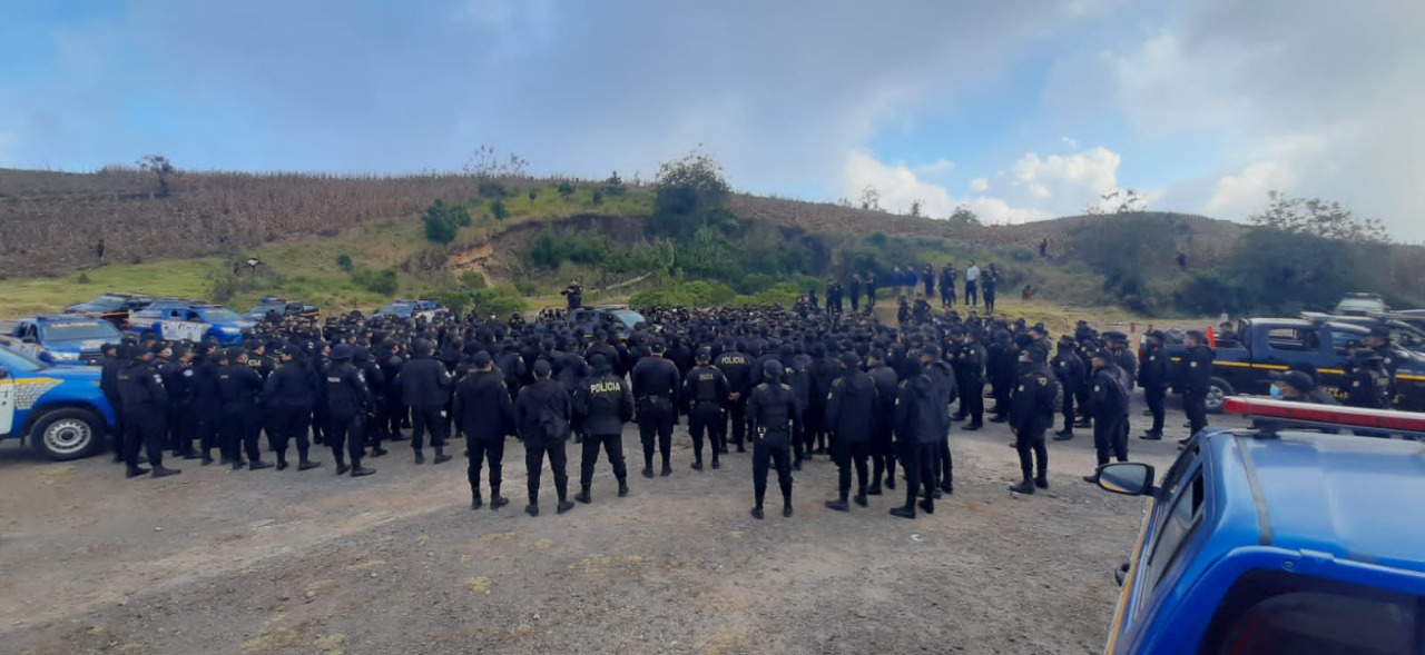 Más de 600 agentes de la PNC fueron desplegados en el área de Nahualá el sábado, para contrarrestar el conflicto que inició el viernes 17 de diciembre. (Foto, Prensa Libre: Fredy de León).