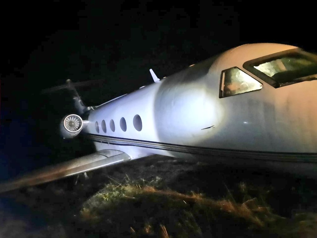 Una aeronave ilegal fue localizada en Sayaxché, Petén, donde también fueron hallados sacos con presuntos narcóticos. (Foto Prensa Libre: Ejército de Guatemala)