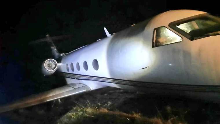 Una aeronave ilegal fue localizada en Sayaxché, Petén, donde también fueron hallados sacos con presuntos narcóticos. (Foto Prensa Libre: Ejército de Guatemala)