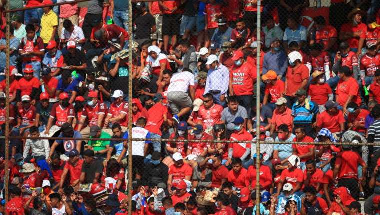 
Decenas de aficionados del Deportivo Malacateco llegan al estado Santa Lucía. (Foto Prensa Libre: Carlos Hernández Ovalle)
