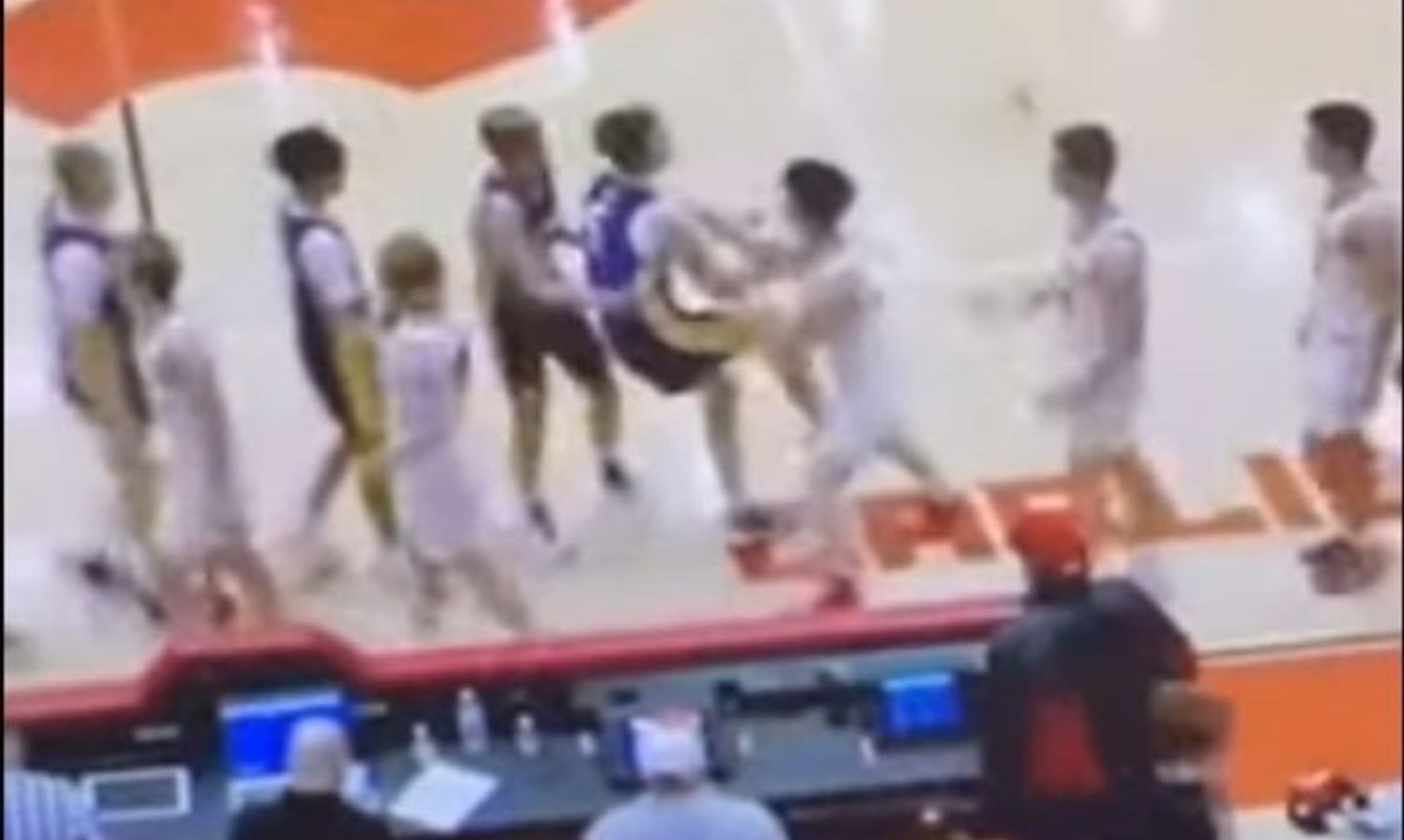 La agresión ocurrió al final del partido cuando los jugadores se daban la mano. Foto captura de pantalla. 