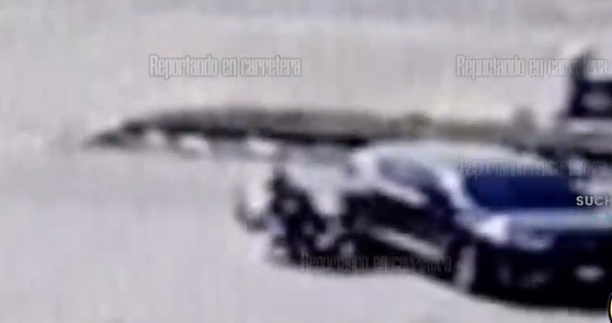 Motorista que intentaron adelantarse a un automóvil por la derecha chocan y estuvieron a punto de morir. (Foto Prensa Libre: Captura de video) 