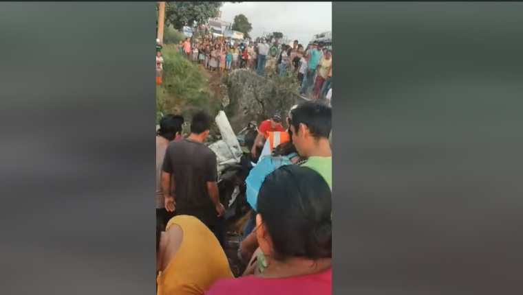 Un camión cargado con ganado se accidentó en la ruta al Pacífico. Bomberos Voluntarios reportaron un muerto y tres heridos. (Foto Prensa Libre: Captura de video)