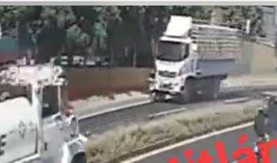 Video: motorista intenta rebasar a un camión con una peligrosa maniobra y casi pierde la vida
