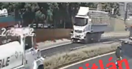 Cámara capta accidente entre una moto y un camión en la ruta al Pacífico. El motorista resultó con golpes leves. (Foto Prensa Libre: Captura de video)