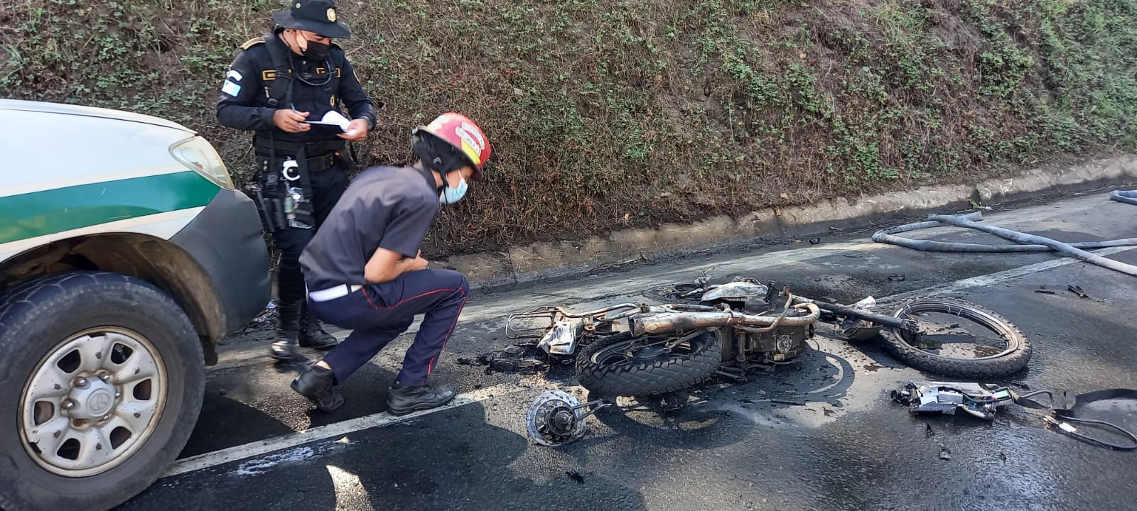 Video: Un muerto, un herido y una moto en llamas deja aparatoso accidente en ruta a Mazatenango. (Foto Prensa Libre: CBMD/Cuyotenango)