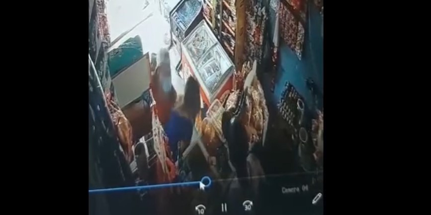 Cámara de seguridad de un comercio en Barranca Seca, Zacapa, registró la indignante agresión contra. (Foto Prensa Libre: Captura de video)