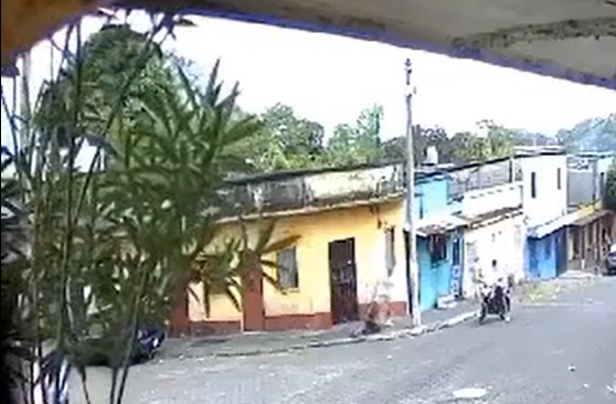 Una mujer fue víctima de un robo en la colonia Aguas Vivas, zona 3 de Escuintla, suceso fue grabado en video. (Foto Prensa Libre: Captura de video) 