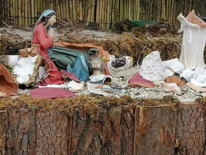 Unos desconocidos destruyeron el nacimiento que la comuna de Santiago Sacatepéquez elaboró en el parque central de esa localidad. (Foto Prensa Libre: Municipalidad de Santiago Sacatepéquez)