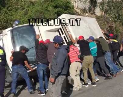 Video: hombres levantan pesado camión que volcó y obstaculizaba una carretera del occidente del país