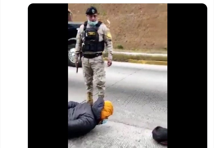 Un agente de la Policía Nacional Civil neutraliza a un supuesto delincuente que había robado un picop en la ruta Interamericana. (Foto Prensa Libre: Captura de video)