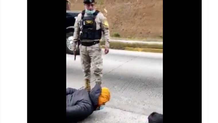 Un agente de la Policía Nacional Civil neutraliza a un supuesto delincuente que había robado un picop en la ruta Interamericana. (Foto Prensa Libre: Captura de video)