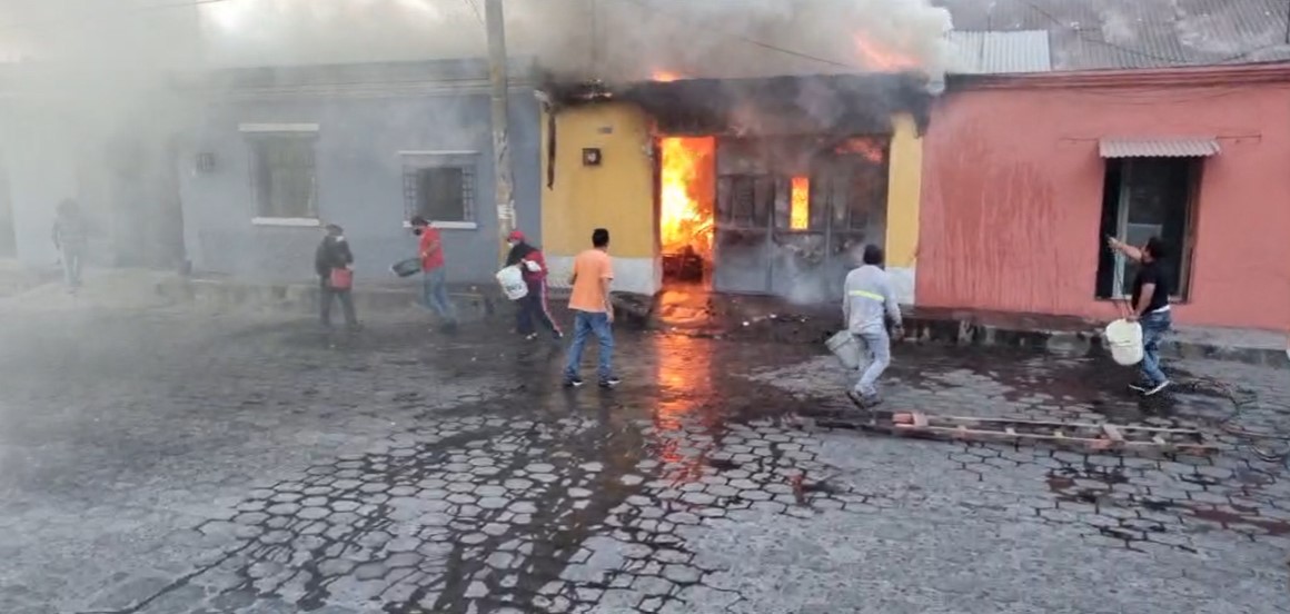 Un incendio se generó este jueves 2 de diciembre en la zona 1 de Quetzaltenango reportaron los Bomberos Voluntarios. (Foto Prensa Libre: CBV)