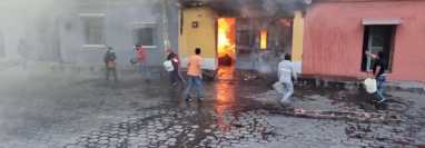 Un incendio se generó este jueves 2 de diciembre en la zona 1 de Quetzaltenango reportaron los Bomberos Voluntarios. (Foto Prensa Libre: CBV)