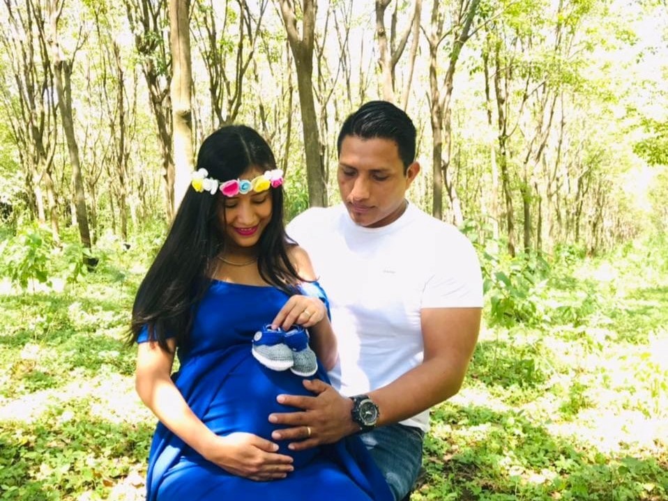 Stephany García López y Marvin Navarro se tomaron fotografías para celebrar el nacimiento de su primer bebé. (Foto Prensa Libre: Marvin Navarro/Facebook)