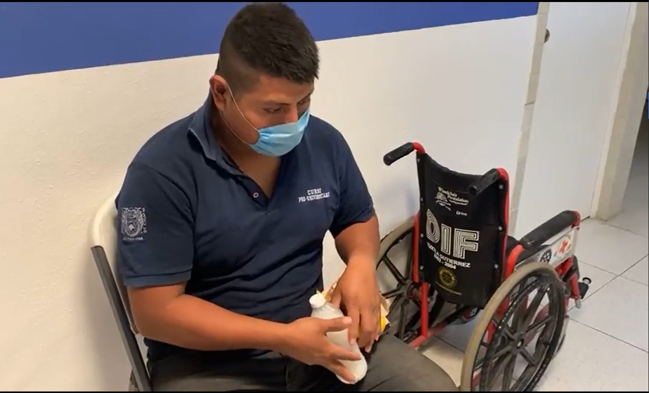 Migrante guatemalteco que sobrevivió al accidente del tráiler donde murieron 55 migrantes en Tuxtla, Chiapas, cuenta su historia. (Foto Prensa Libre: Captura de video)