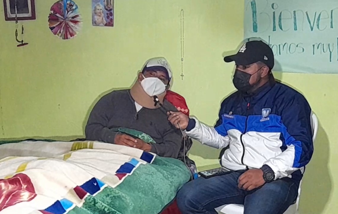 Celso Joaquín Escun Pacheco, originario de Sololá, es el primer migrante que regresa con su familia a Guatemala y relata su experiencia durante el accidente en Chiapas. (Foto Prensa Libre: Captura de video)