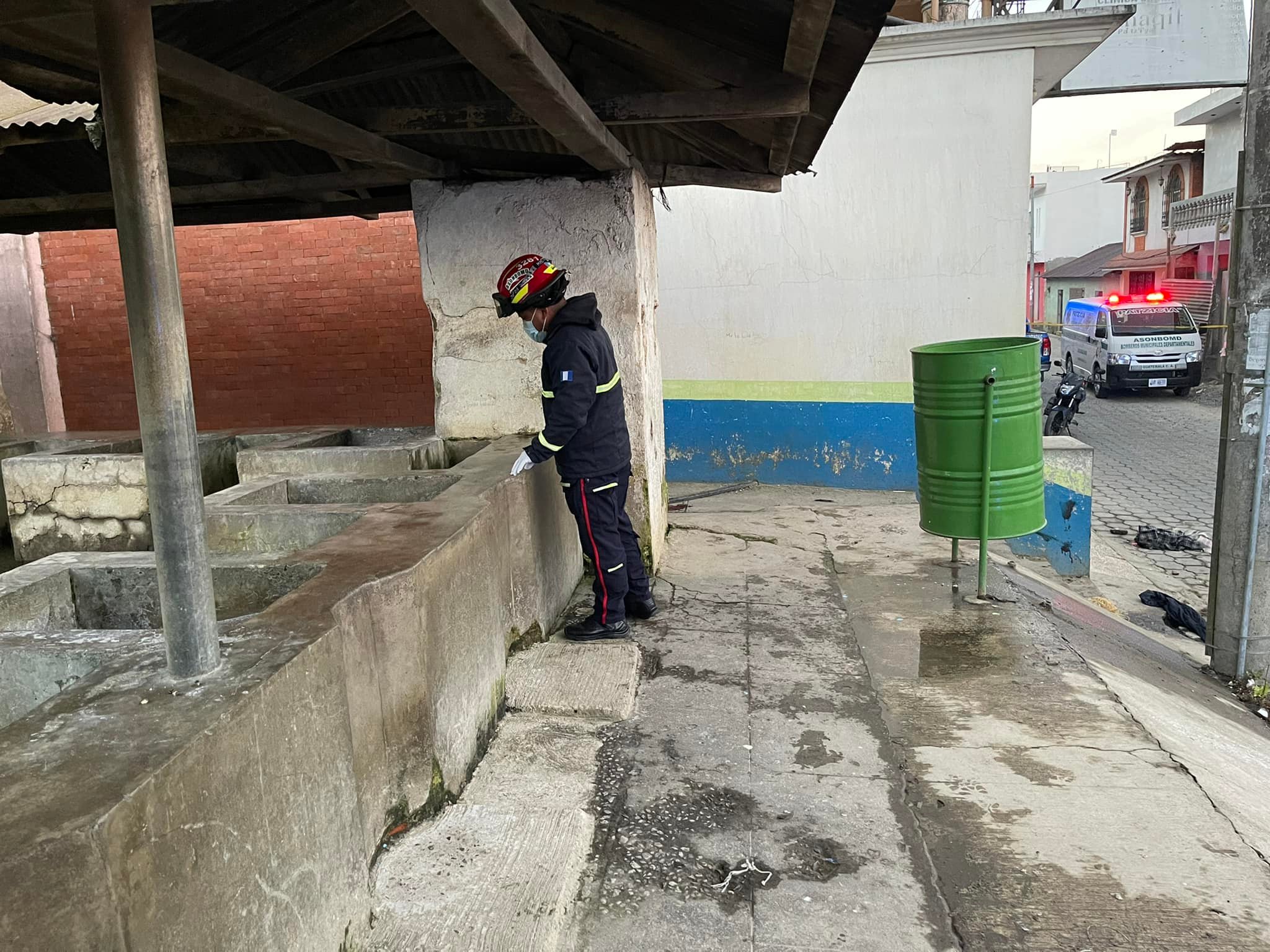 Un bombero municipal inspecciona el lugar donde fue encontrado el cadáver con señales de violencia en Patzicía, Chimaltenango.
