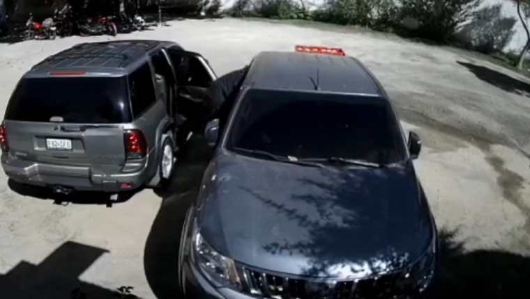 Comparten grabación sobre el robo de pertenencias en un vehículo estacionado en restaurante de San Lucas Sacatepéquez. (Captura de video) 