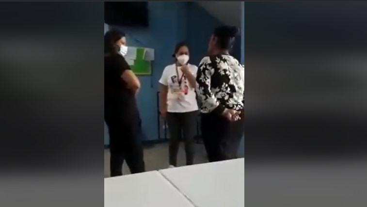 Una mujer reacciona de forma violenta cuando le piden que use mascarilla en el centro de Salud de Yupiltepeque, Jutiapa.