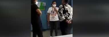 Una mujer reacciona de forma violenta cuando le piden que use mascarilla en el centro de Salud de Yupiltepeque, Jutiapa.