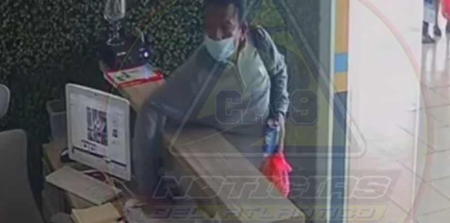 Momento en el que hombre roba un celular en un negocio de la zona 18 de la capital. (Foto Prensa Libre: Tomada de video de Noticias del Atlántico)