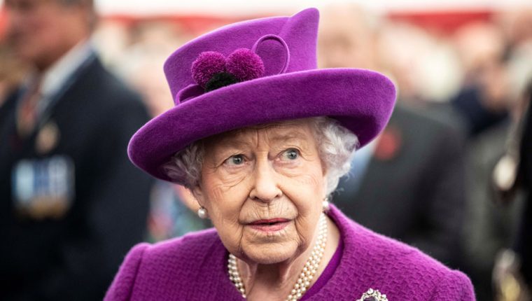 La reina Isabel II se encontraba en el castillo de Windsor cuando la seguridad del lugar sorprendió a un hombre de 19 años. (Foto Prensa Libre: AFP)